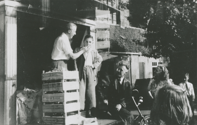 875417 Portret van vader en zoon Korvezee (bloemenhandelaars, Oranjestraat 14bis) in Wijk C te Utrecht, in hun bloemen- ...